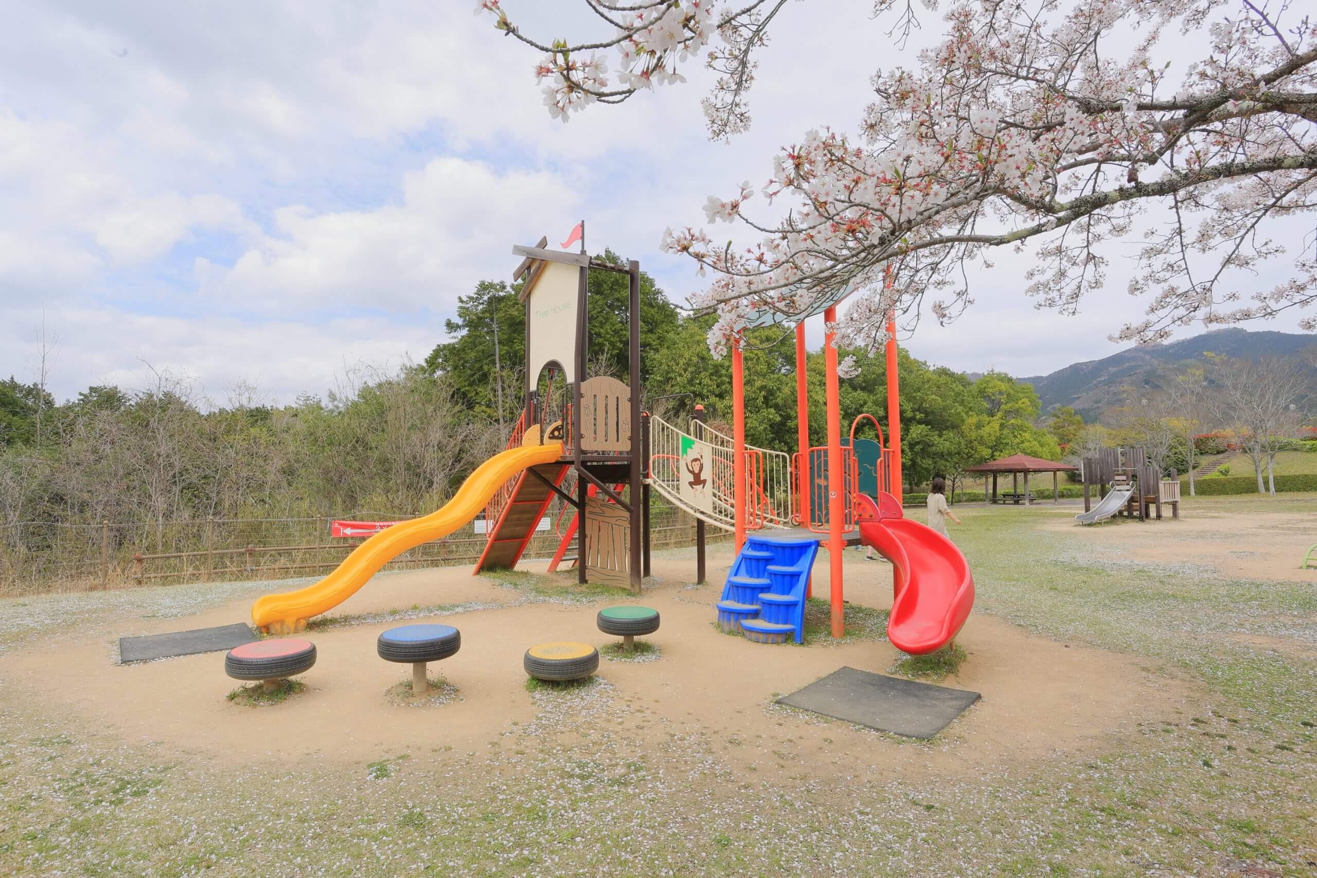 三 段 池 公園